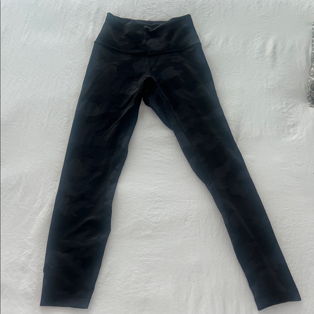 Lululemon Black Camouflage Leggings (Wunder Train Contour Fit) Size 4